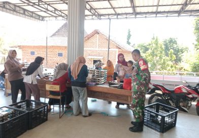 Sukseskan Program Pemerintah, Babinsa Kodim Ponorogo Pendampingan Pendistribusian MBG di Desa Binaan