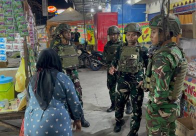 Sentuhan Humanis Prajurit Yonif TP 810/BEM Melalui Patroli Keamanan di Doyo Baru