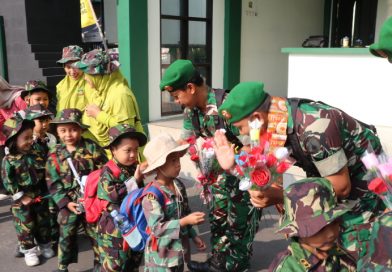Tanamkan Cinta Tanah Air Sejak Dini, Ratusan Murid TK Kartika di Tulungagung Kenali Profesi TNI