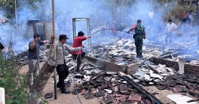 TNI, Polri dan Warga Bersinergi Padamkan Kebakaran Rumah di Trenggalek TNI, Polri dan Warga Bersinergi Padamkan Kebakaran Rumah di Trenggalek