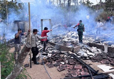 TNI, Polri dan Warga Bersinergi Padamkan Kebakaran Rumah di Trenggalek TNI, Polri dan Warga Bersinergi Padamkan Kebakaran Rumah di Trenggalek