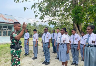 Bentuk Generasi Cinta Tanah Air Yonif TP 810/BEM Gelar Arteri  (Army go to School)