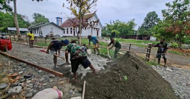Bergotong Royong, Satgas TMMD ke-130 Kodim 1808/Mansel Bersama Masyarakat Membangun Jalan Bergotong Royong, Satgas TMMD ke-130 Kodim 1808/Mansel Bersama Masyarakat Membangun Jalan