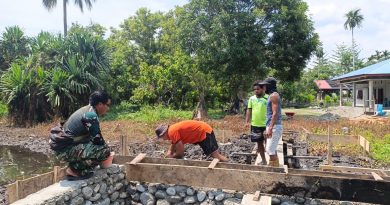 Medan Berlumpur Jadi Tantangan, Satgas TMMD Ke-130 Kerja Ekstra Rampungkan Pembangunan Jembatan