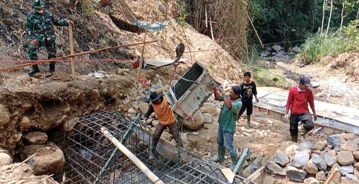 Pembangunan Jembatan Perintis Garuda Tahap VII di Kodim Ponorogo Terus Berproses