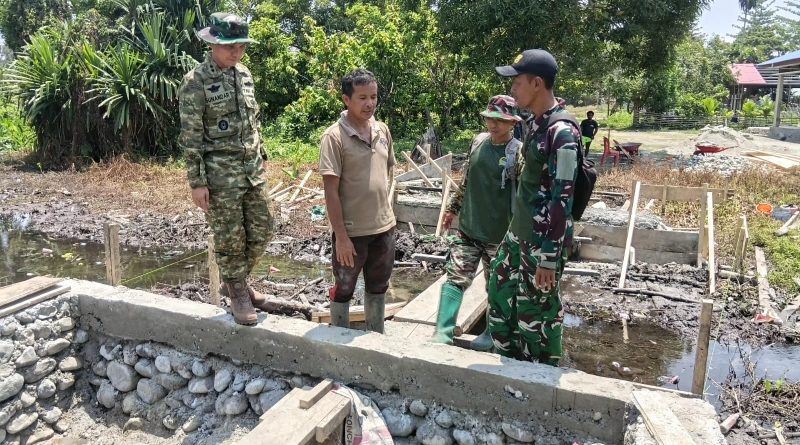 Pastikan Pembangunan Sesuai Target, Dansatgas TMMD ke 130 Tinjau Langsung Pekerjaan Jembatan
