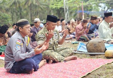 TNI-Polri Amankan Sholat Istisqa di Ngulungkulon Trenggalek TNI-Polri Amankan Sholat Istisqa di Ngulungkulon Trenggalek