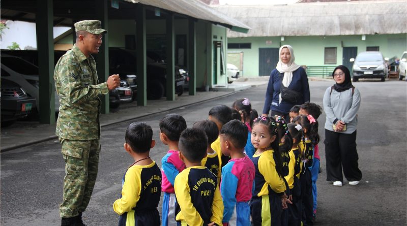 Kodim 0806/Trenggalek Tanamkan Nasionalisme Sejak Dini kepada Siswa TK