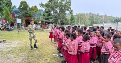 Bentuk Disiplin dan Cinta Tanah Air Sejak Dini Yonif  TP 810/Bemare Ajarkan   PBB dan Wasbang di SDN Inpres Doyo Lama Melalui Program Arteri