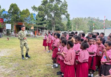 Bentuk Disiplin dan Cinta Tanah Air Sejak Dini Yonif  TP 810/Bemare Ajarkan   PBB dan Wasbang di SDN Inpres Doyo Lama Melalui Program Arteri
