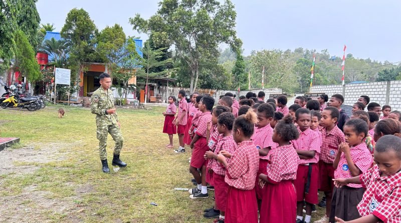 Bentuk Disiplin dan Cinta Tanah Air Sejak Dini Yonif  TP 810/Bemare Ajarkan   PBB dan Wasbang di SDN Inpres Doyo Lama Melalui Program Arteri